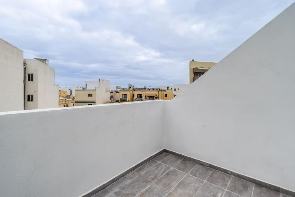 Penthouse In St. Paul'S Bay Apartment Exterior photo